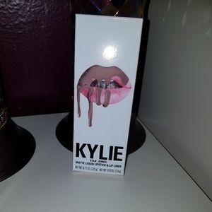 Kylie Jenner matte lip kit in MALIBOO